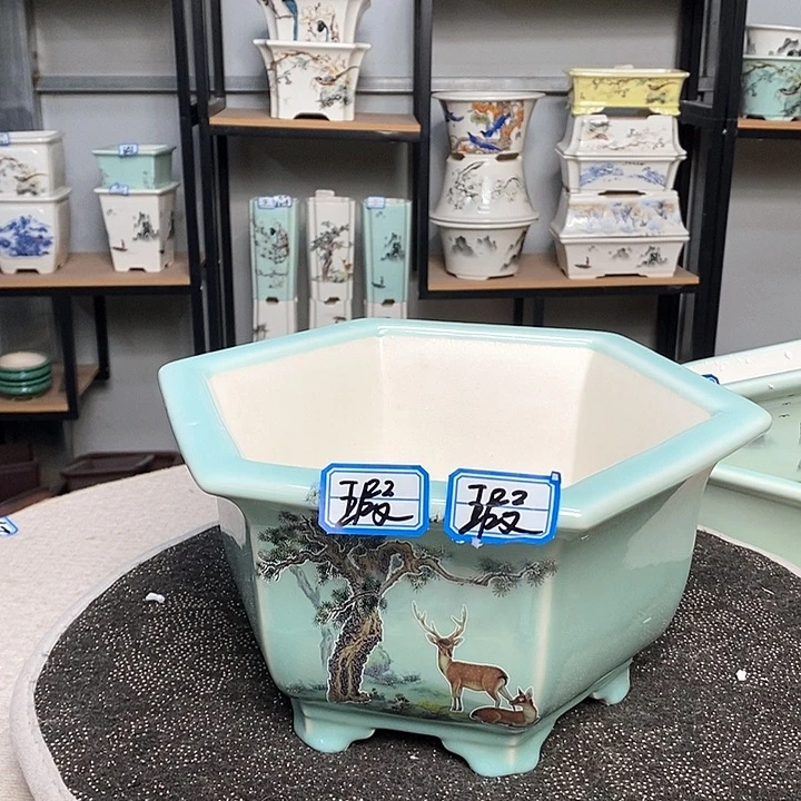 紫砂的花盆很漂亮