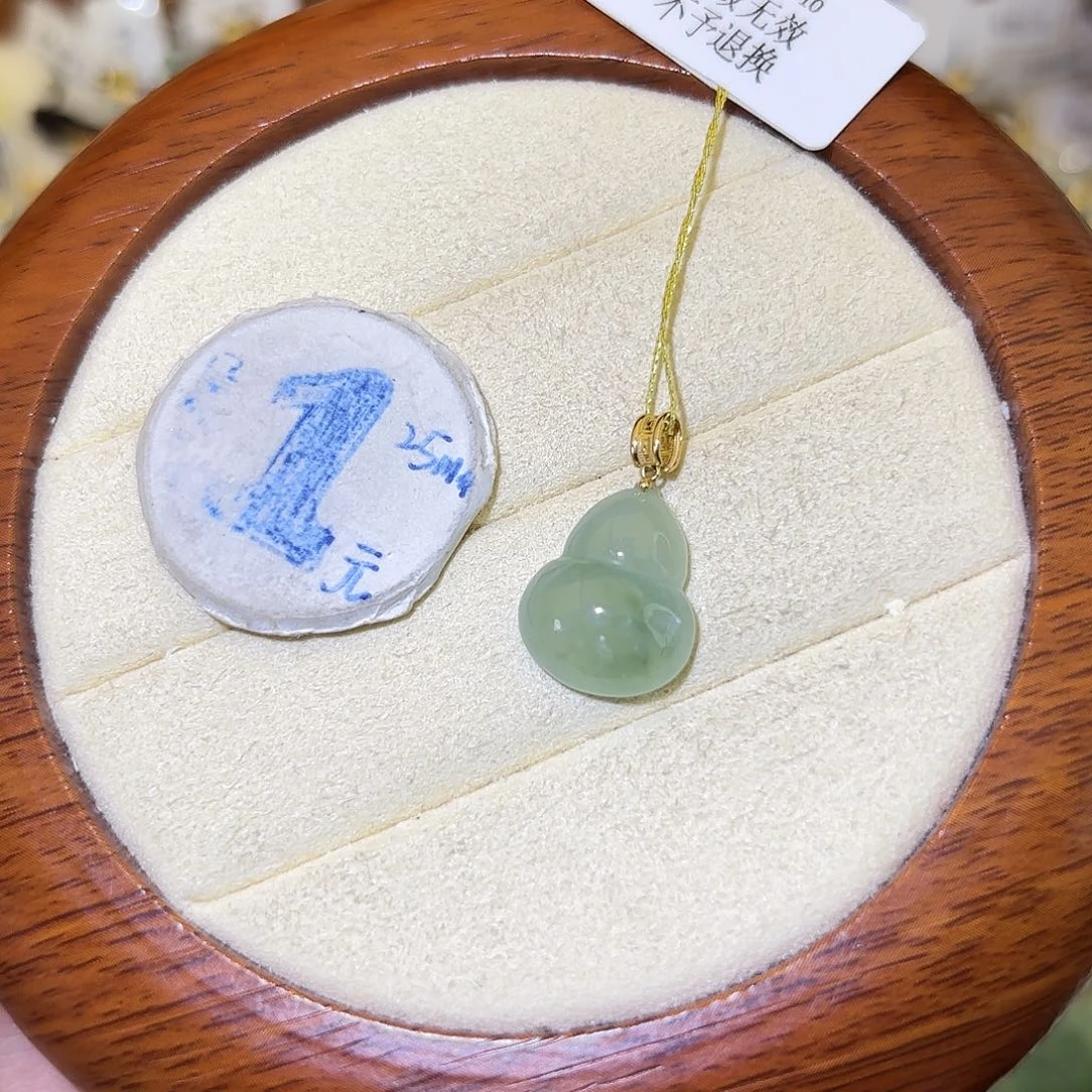 翡翠18K金镶嵌颈饰葫芦