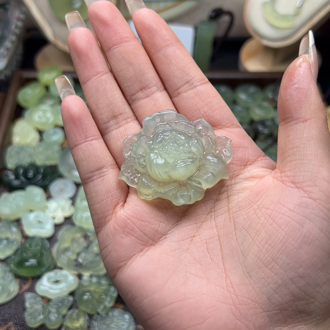 给****蛇纹石玉未镶嵌颈饰牡丹加珠链