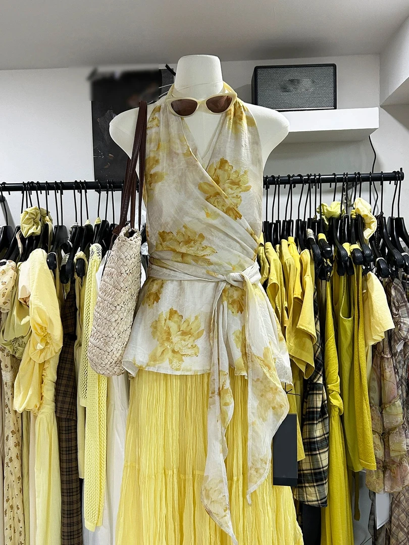 122法式气质设计感扭结碎花挂脖背心上衣