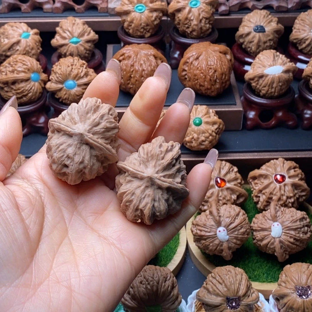 T***m文玩核桃吊坠水晶蛤蟆头