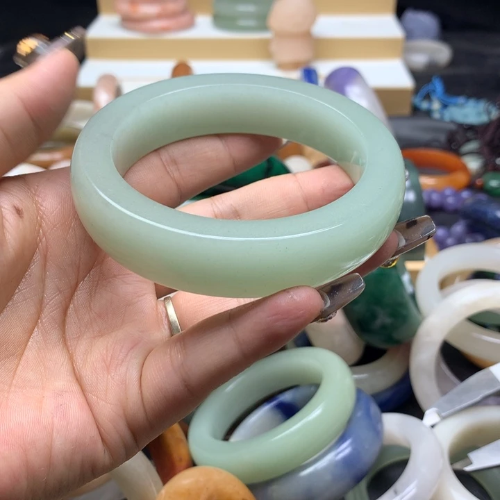 未镶嵌手镯石英质玉糖***。