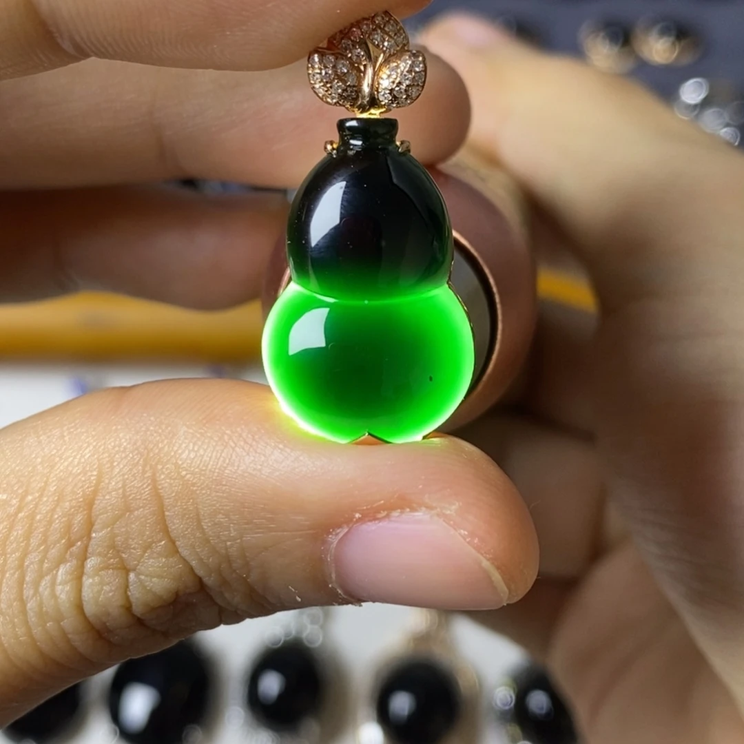 颈饰18K金镶嵌翡翠