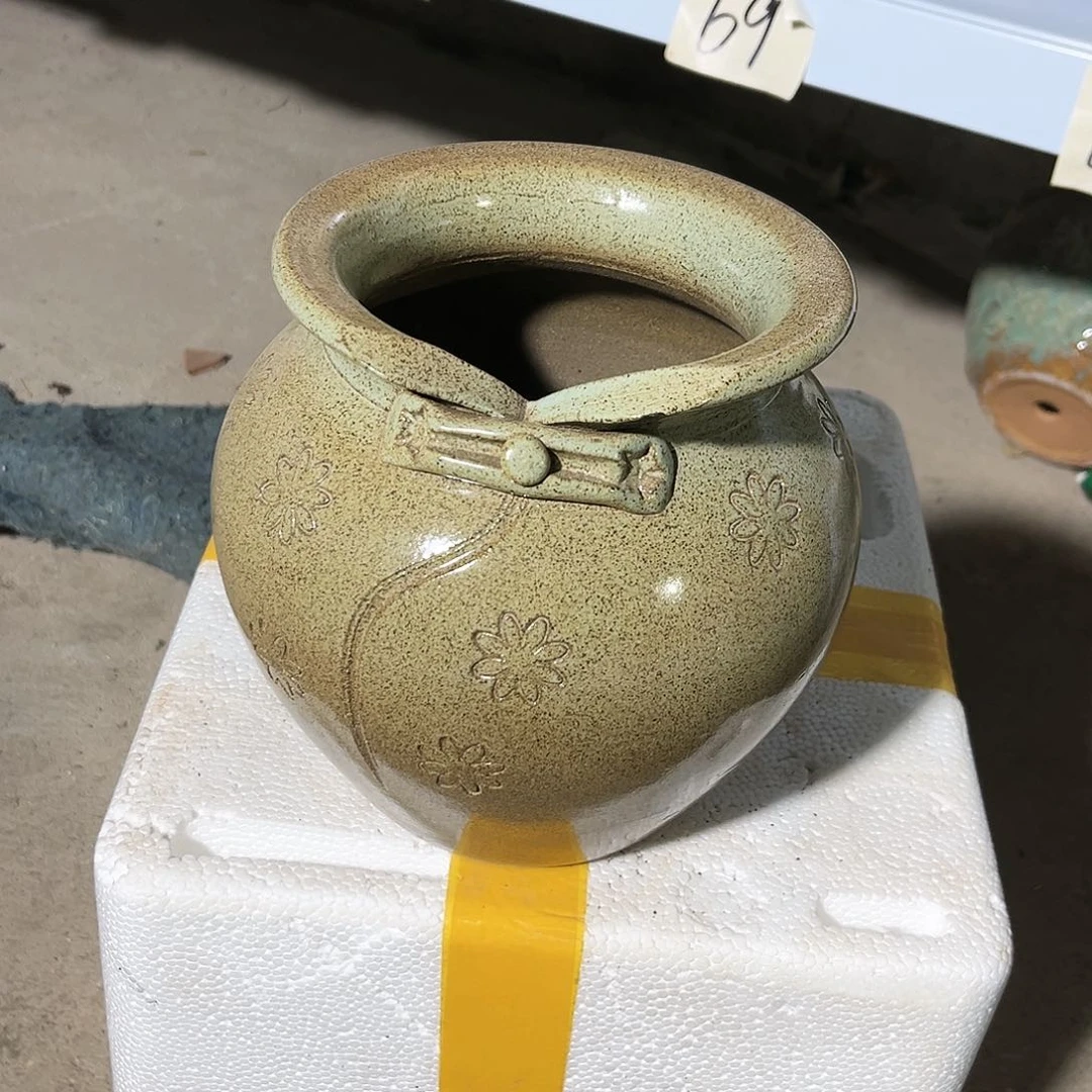 紫砂花盆花盆里的小