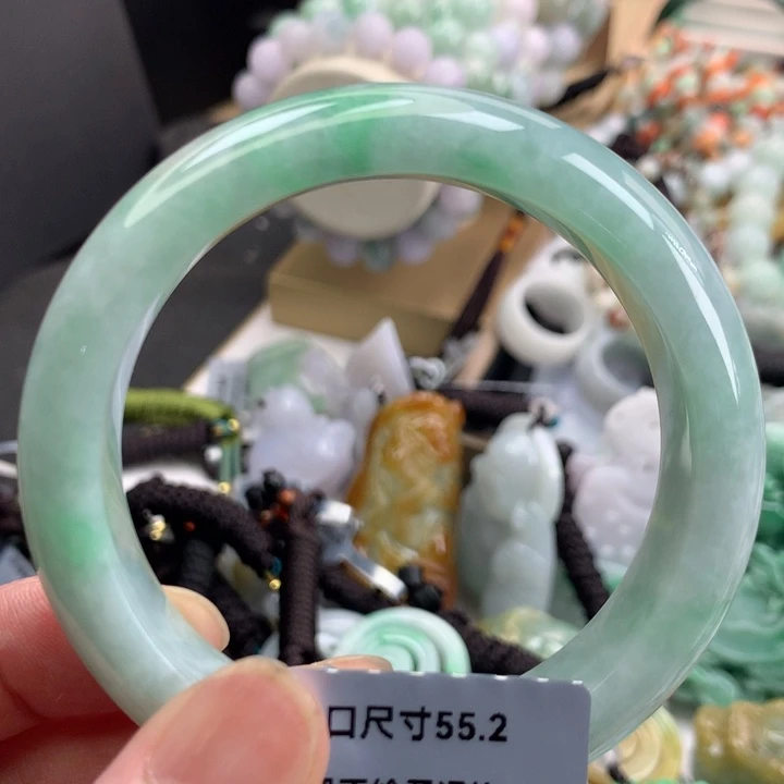 翡翠手镯未镶嵌吊坠