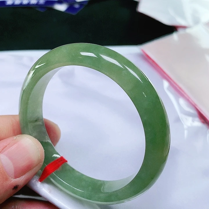 翡翠手镯未镶嵌翡翠手镯未镶嵌