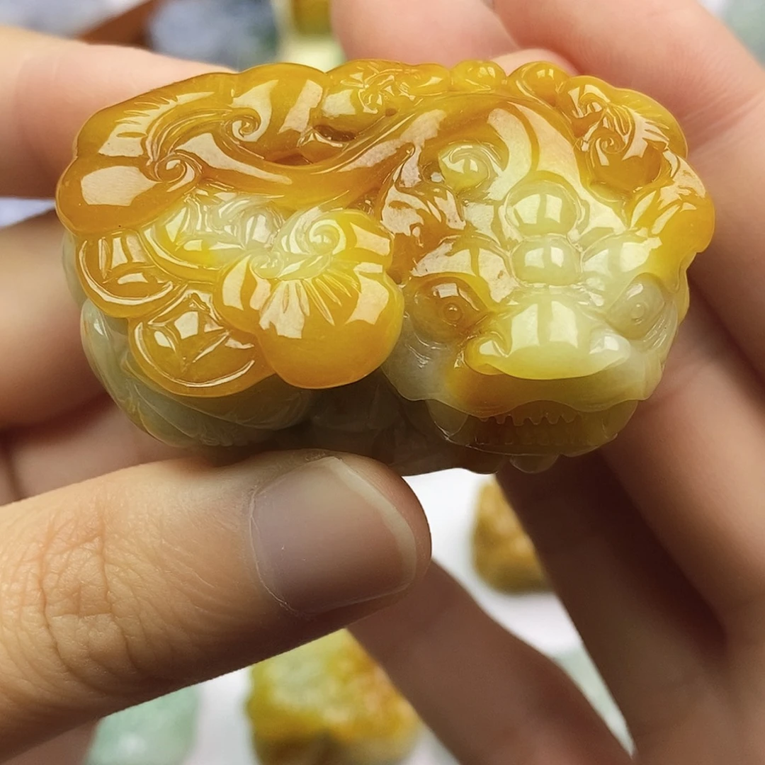 翡翠未镶嵌颈饰貔貅