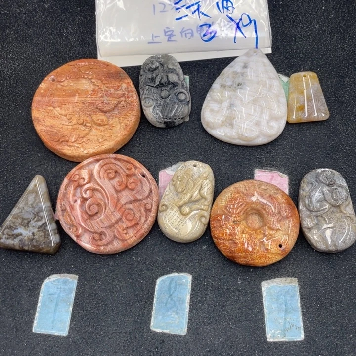 三***头硅化珊瑚（珊瑚玉）合金颈饰