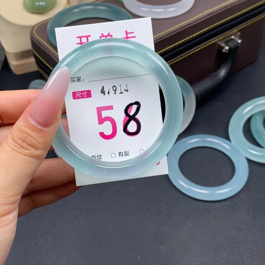 清***气石英质玉未镶嵌手镯