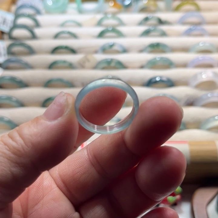 翡翠未镶嵌戒指蓝水