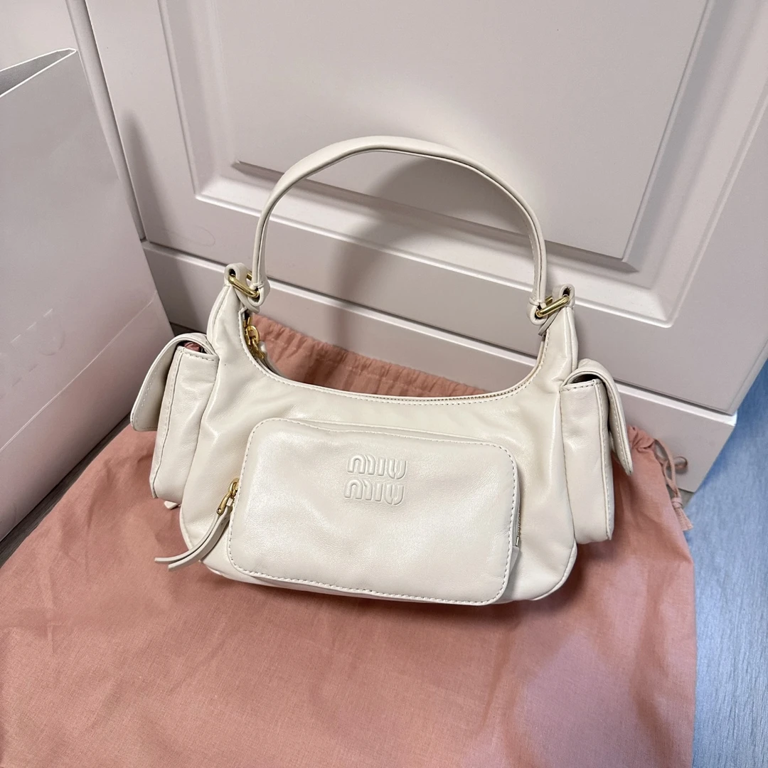 99新 MIU MIU/缪缪 miumiu白色机车包25090089-08