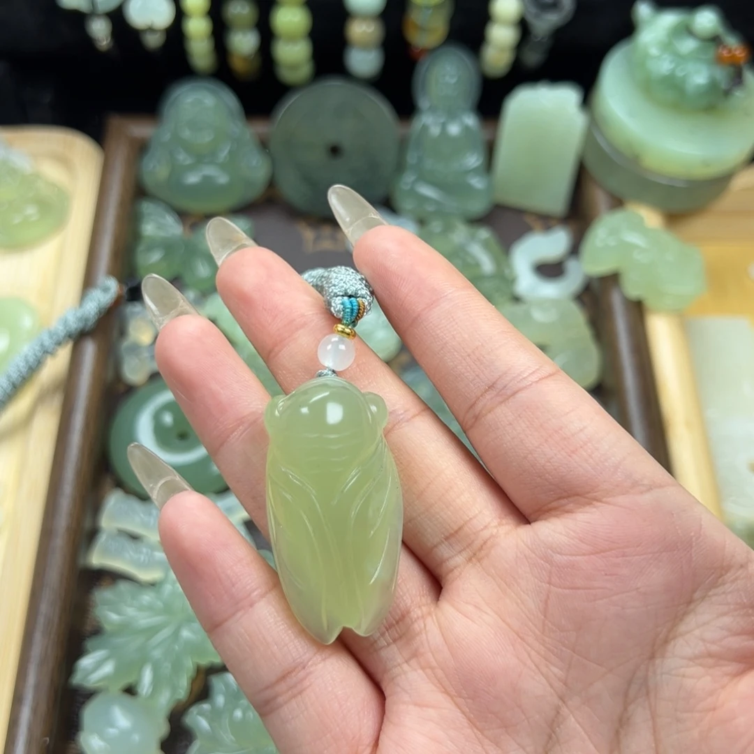 灯***珊合金蛇纹石玉颈饰一鸣惊人