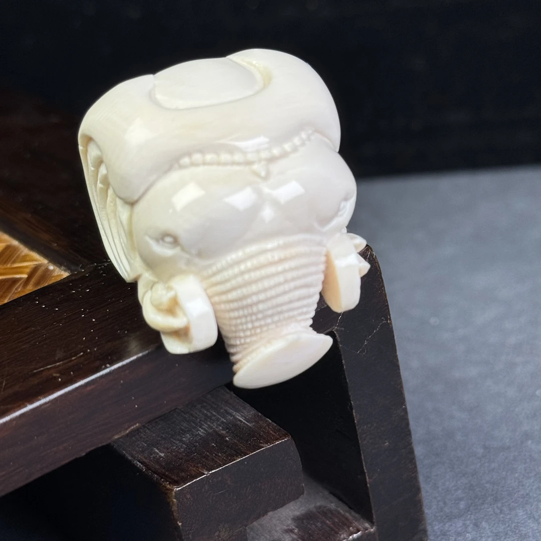 H2367天然猛犸牙雕刻象神把件29x40x28mm