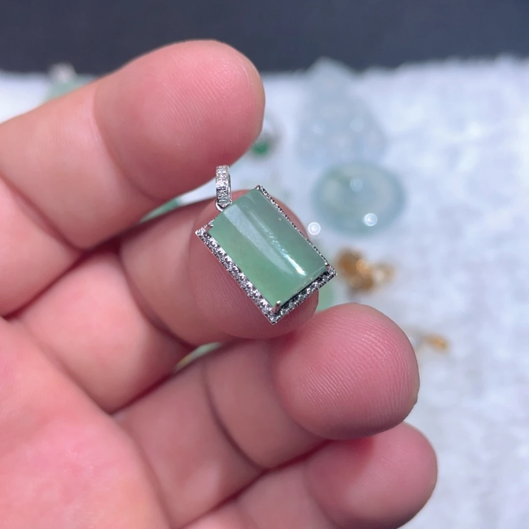 颈饰18K金镶嵌翡翠