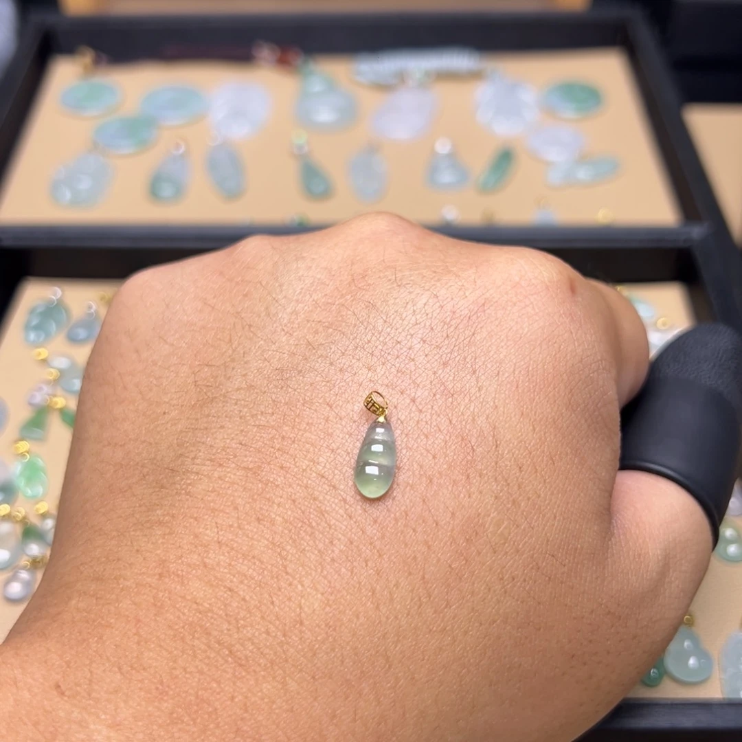 翡翠18K金镶嵌颈饰豆子