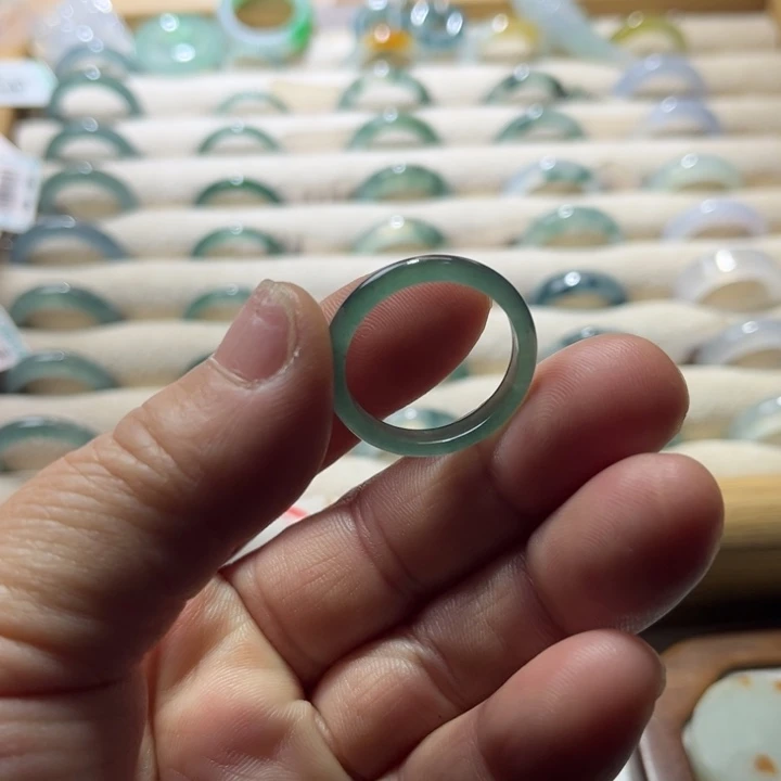 翡翠未镶嵌戒指蓝水