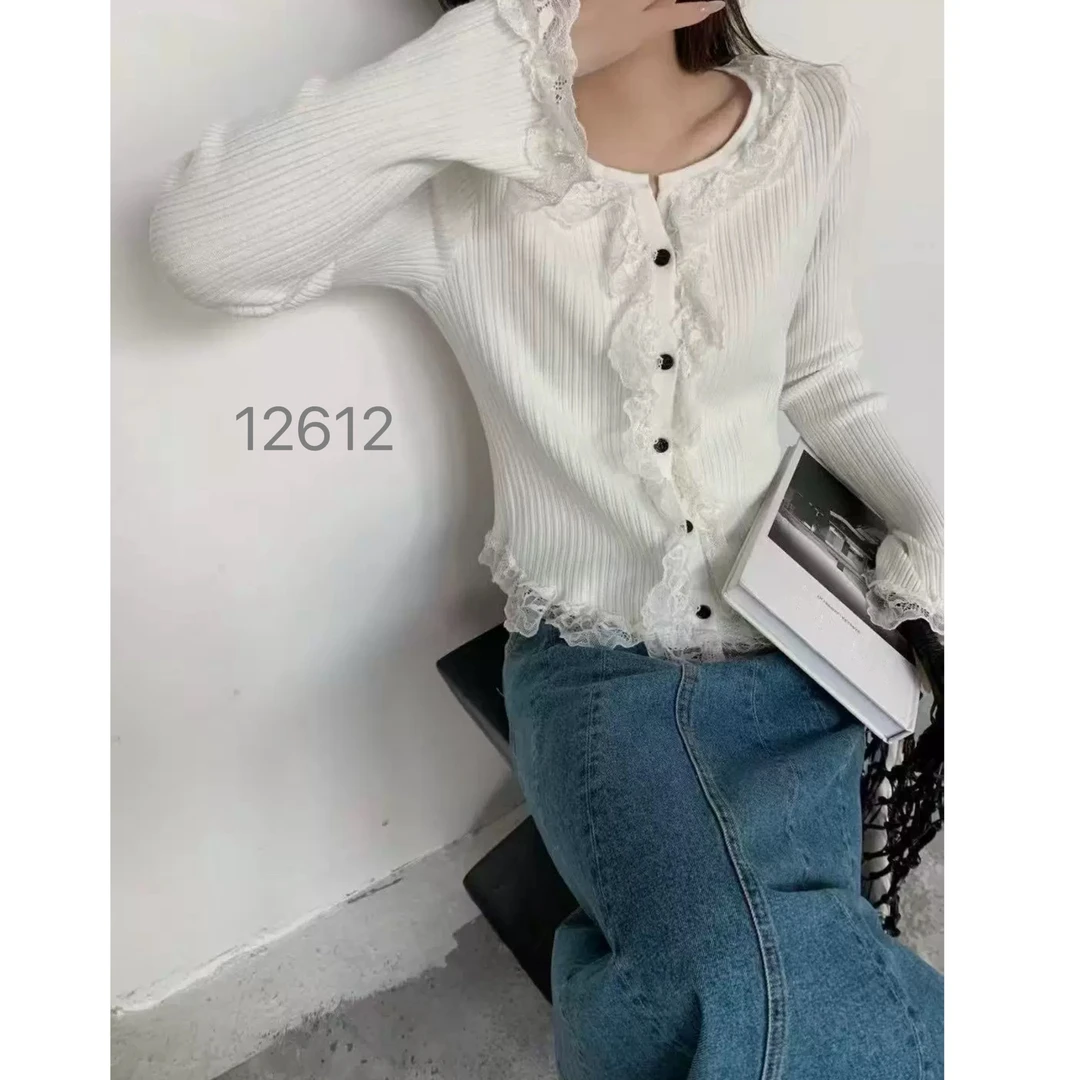 12612（部分无水洗唛，介意慎拍）WANGDAN剪刀领拼蕾丝修身短袖