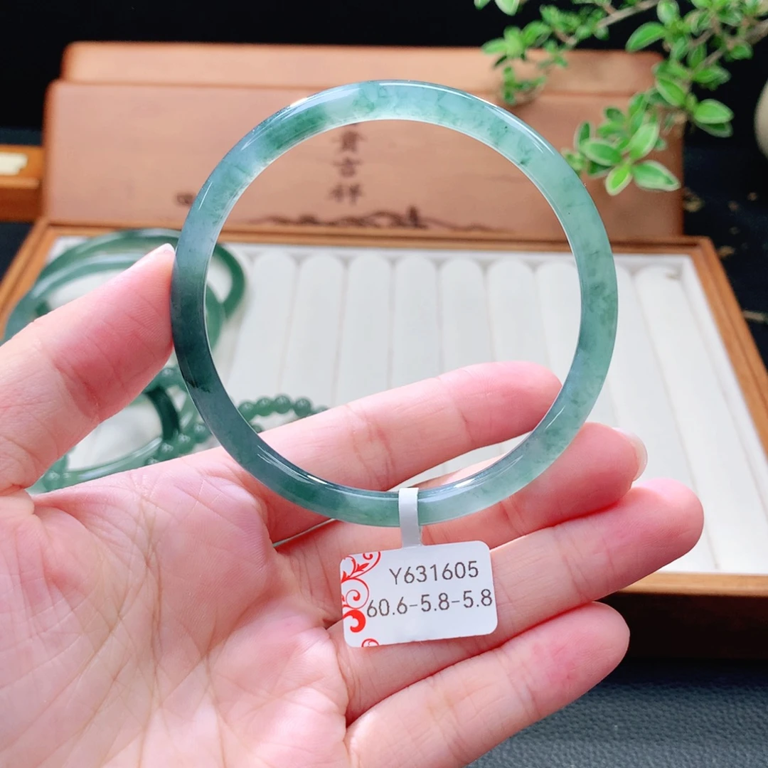 翡翠未镶嵌手镯（圆镯）