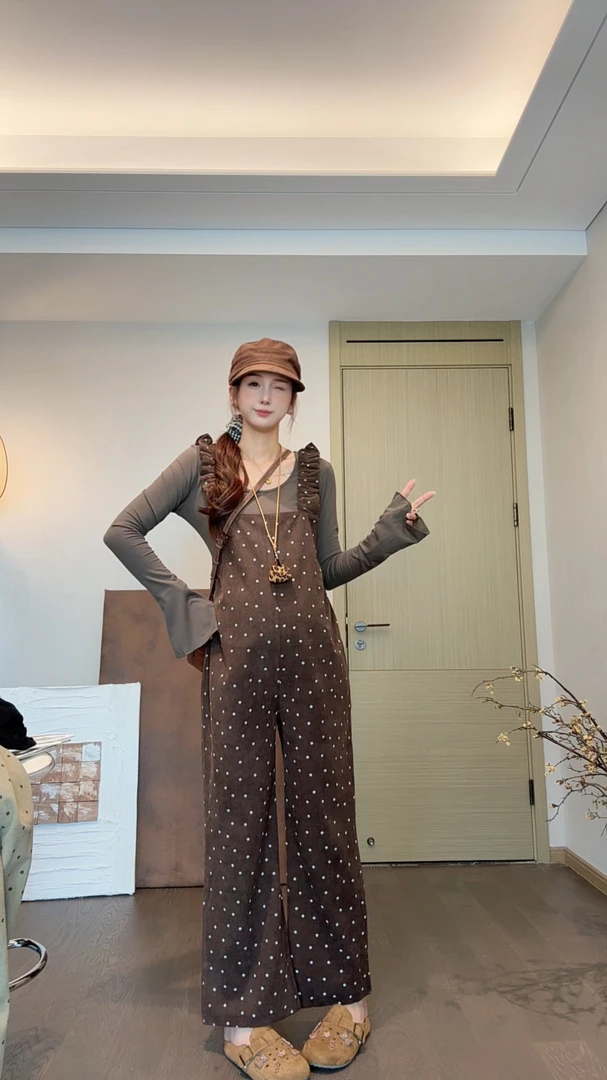 时尚孕妇秋冬新款波点孕妇背带裤宽松显瘦减龄+打底衫两件套套装