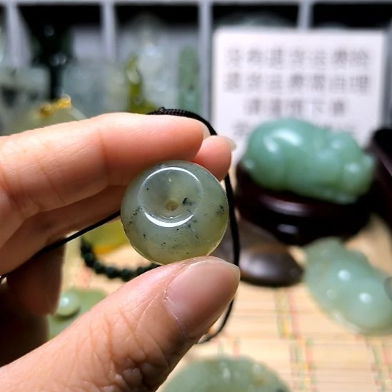 抖***哈未镶嵌蛇纹石玉颈饰