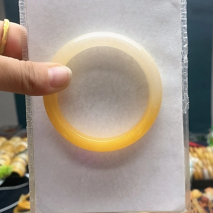 雨***虹未镶嵌石英质玉（黄龙玉）手镯