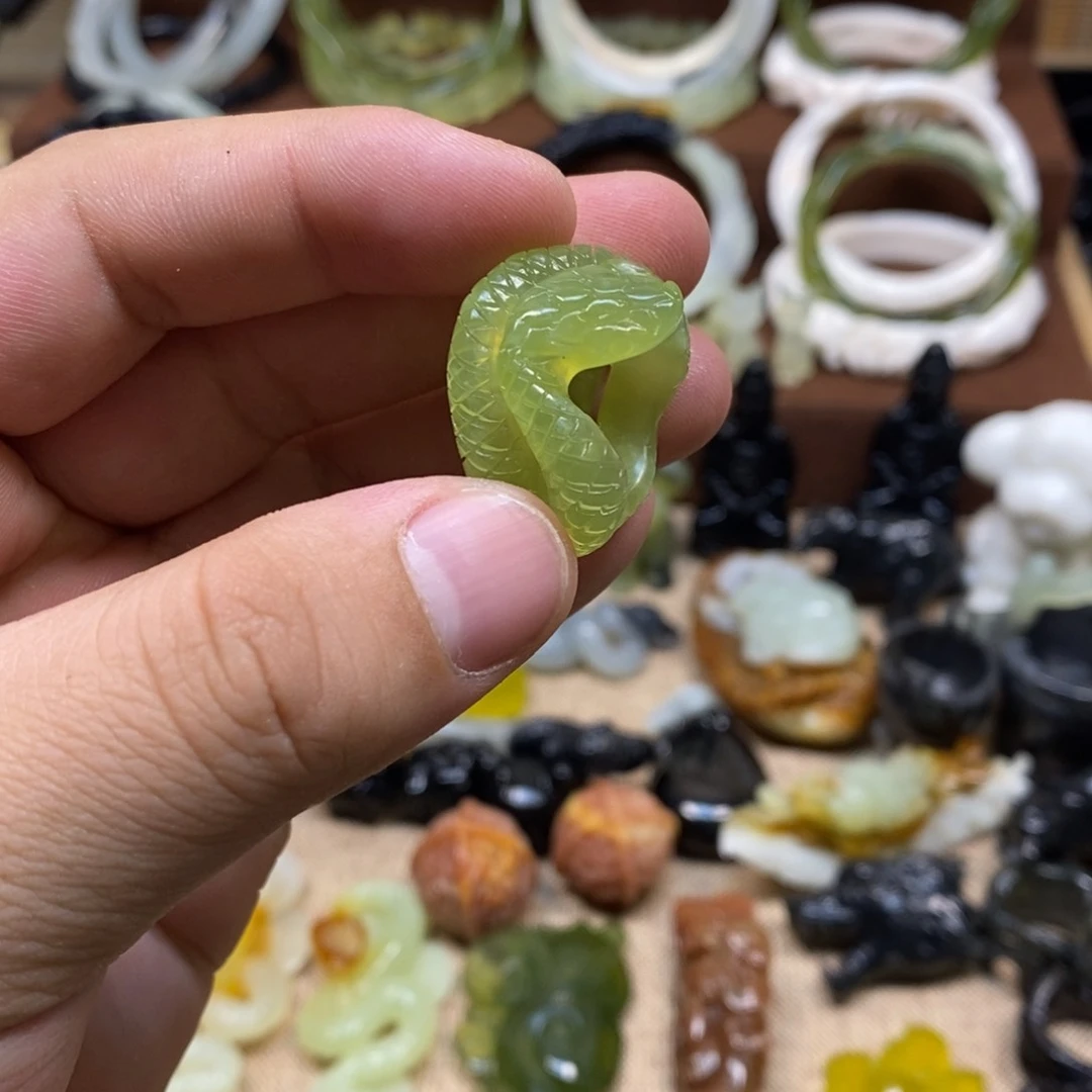 蛇纹石玉戒圈未镶嵌