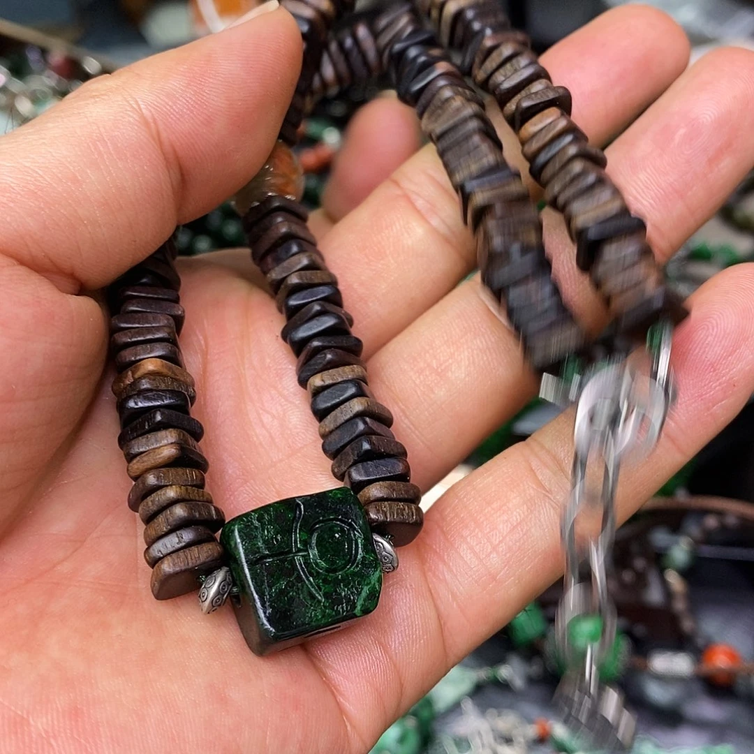 翡翠未镶嵌颈饰漂亮美眉