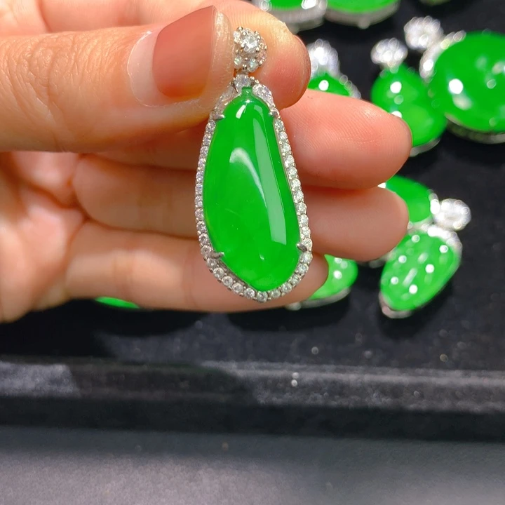 翡翠银S925镶嵌颈饰一个