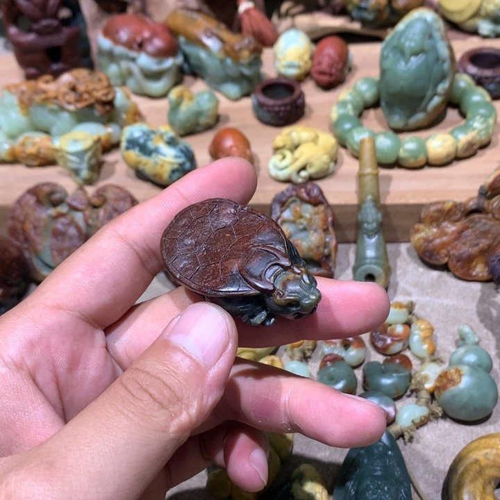 未镶嵌岫岩河磨玉（透闪石质玉）挂件