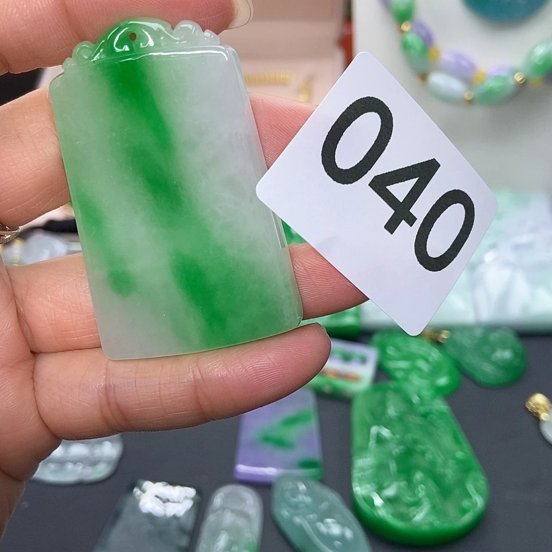 翡翠吊坠(赠链)未镶嵌