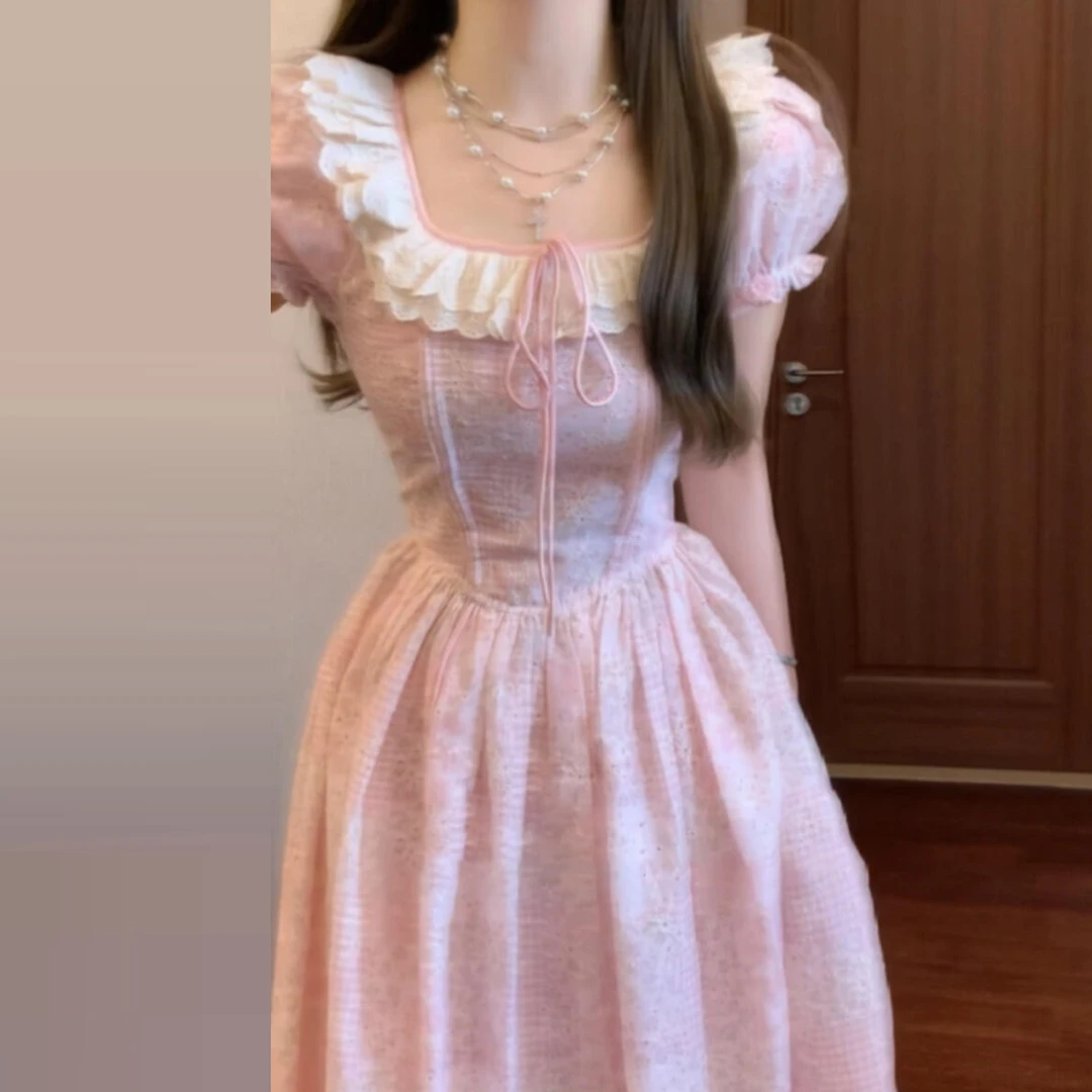 今年流行粉色方领泡泡袖连衣裙子女2025夏季新款法式公主掐腰长裙