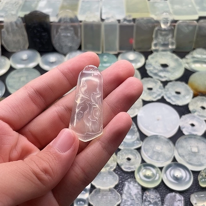 岫玉未镶嵌颈饰九尾狐