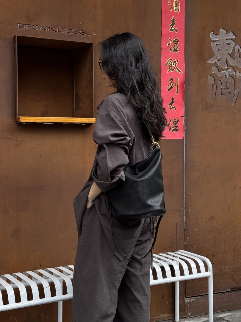 SUWAN新款经典黑色水桶包轻奢感日常通勤百搭时尚女士包包简约款