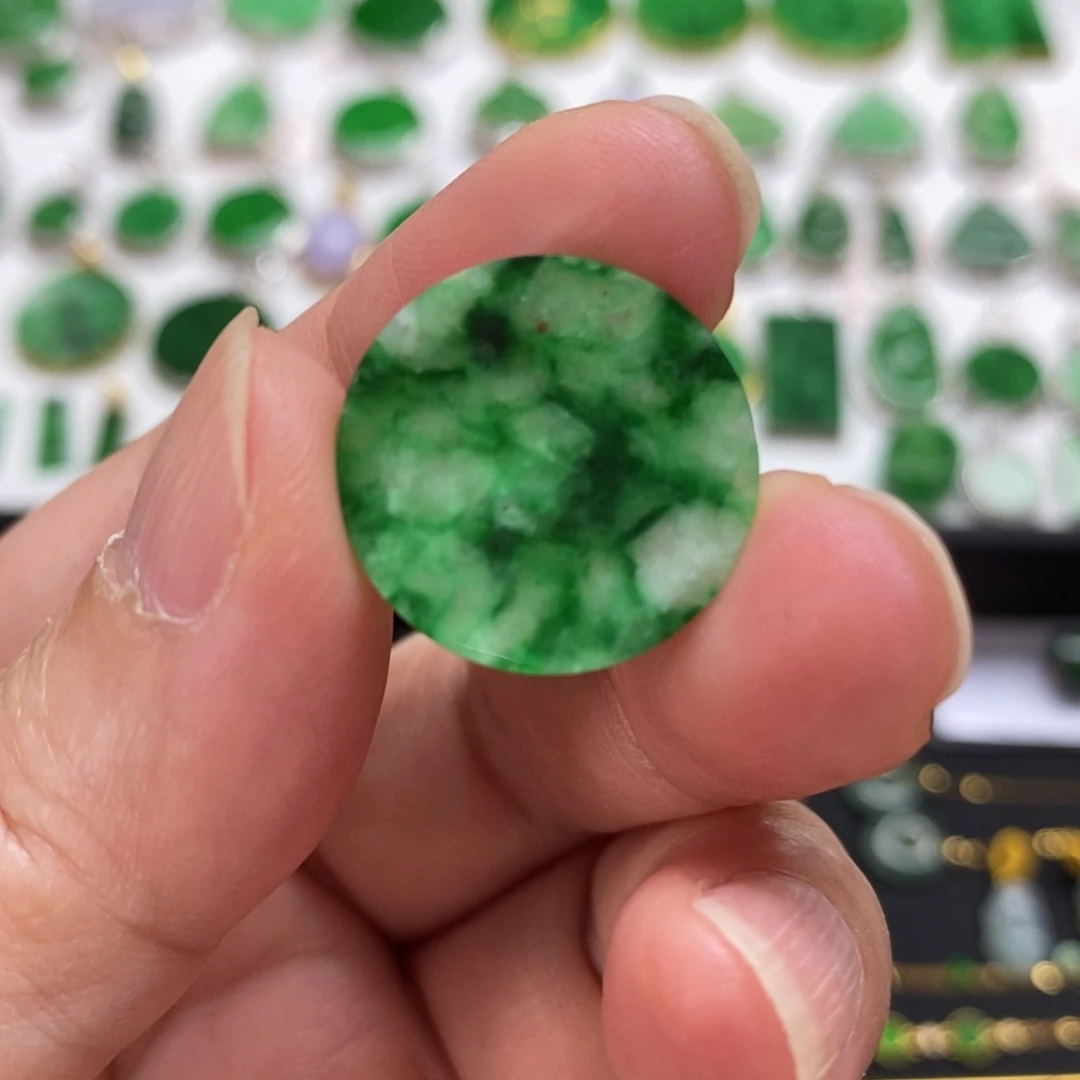 翡翠未镶嵌颈饰有纹裂