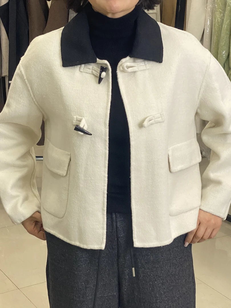 小香翻领短款大衣