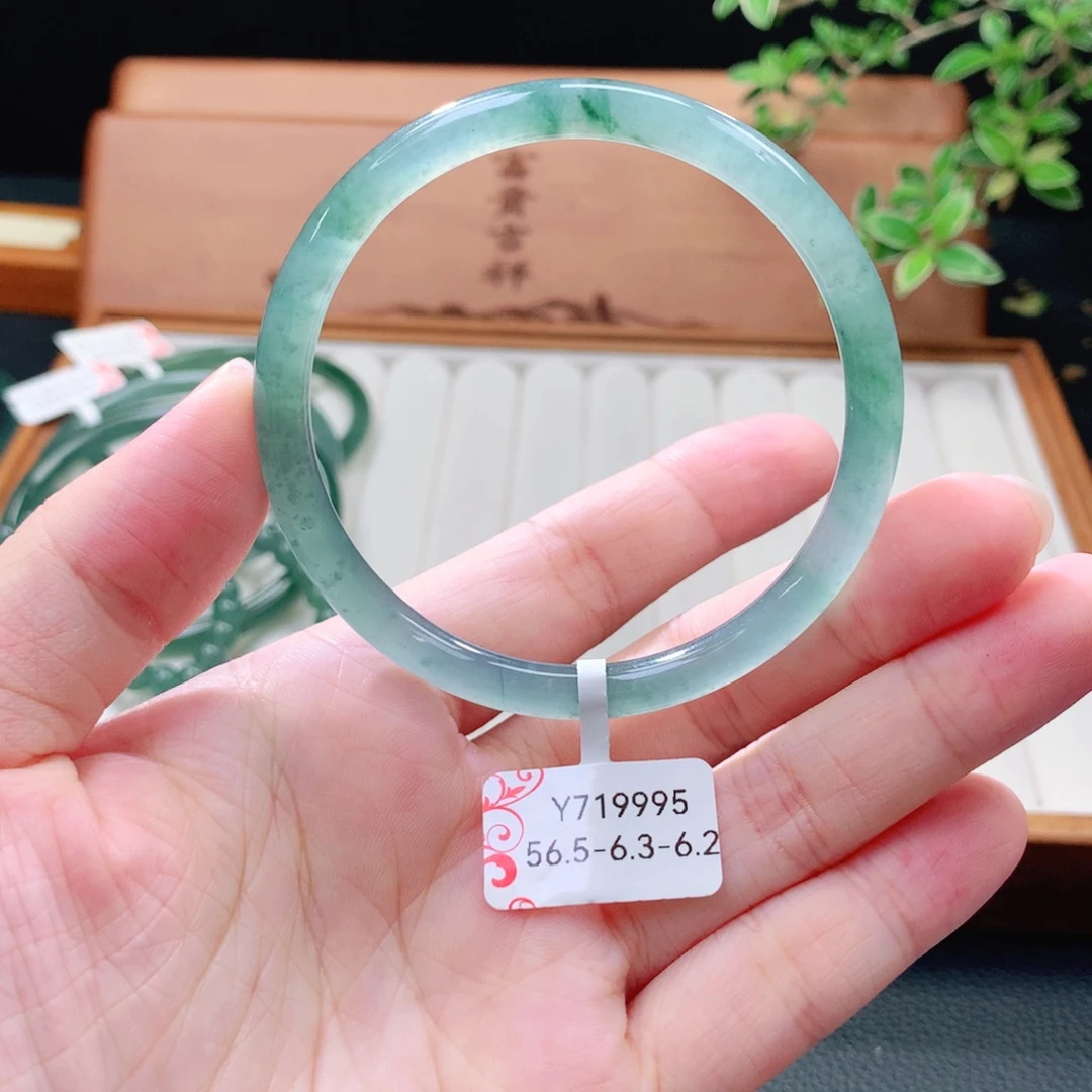 翡翠未镶嵌手镯（圆镯）