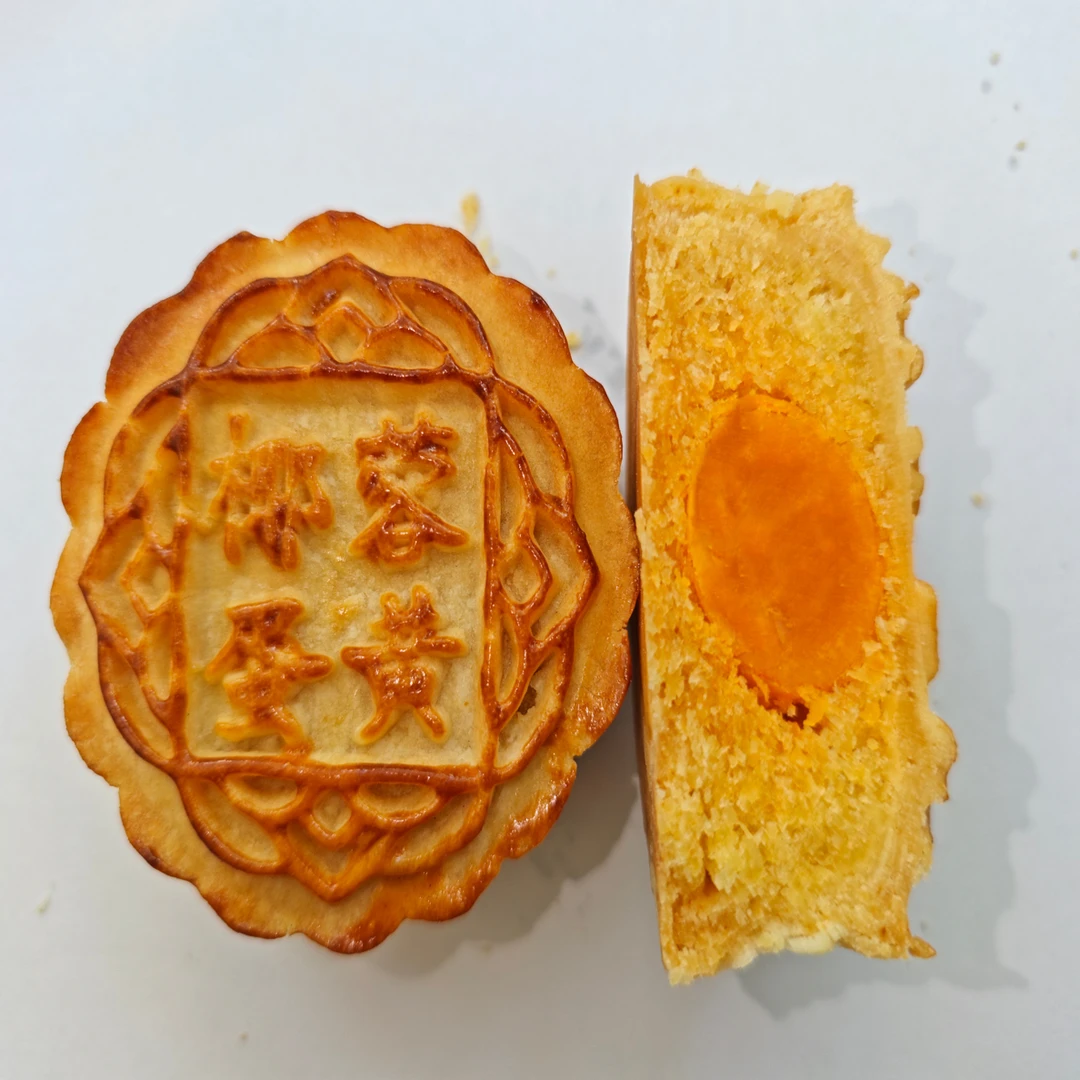 椰蓉蛋黄月饼传统工艺制作中秋糕点零食