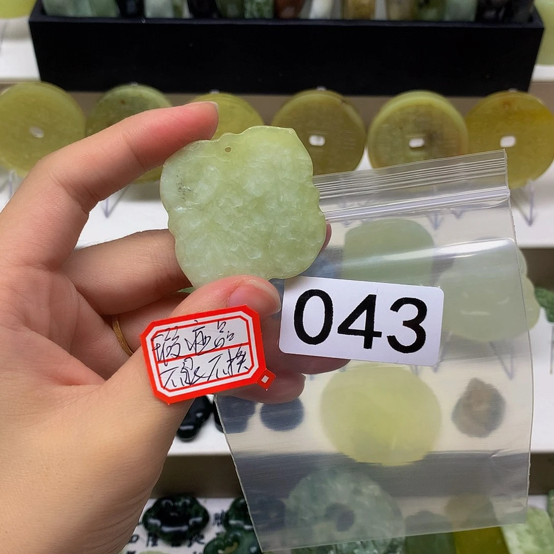 蛇纹石玉颈饰未镶嵌