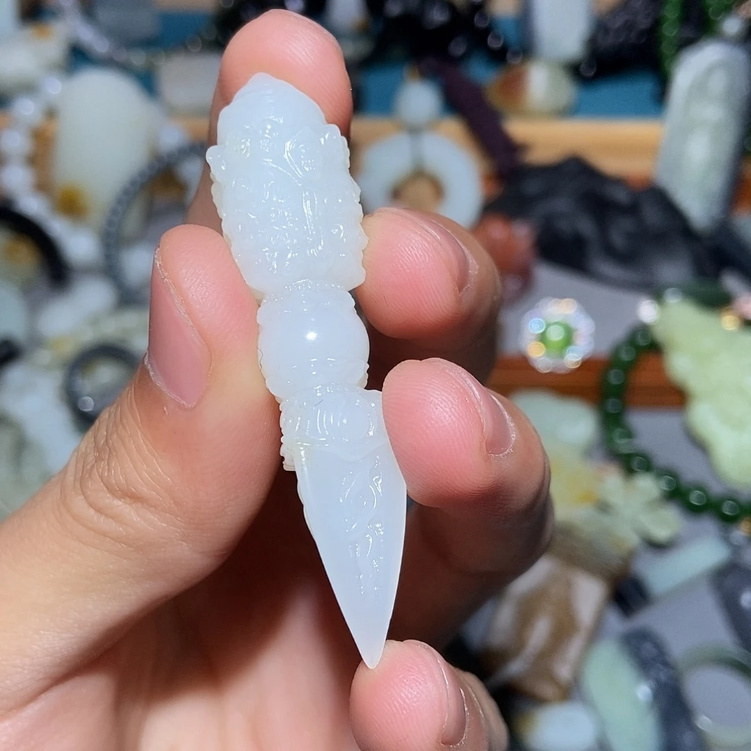 观***者和田玉未镶嵌颈饰