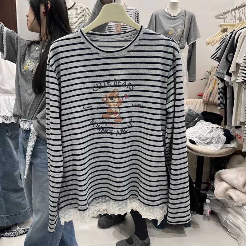 08628韩系字母小熊黑色长袖T恤甜美蕾丝下摆宽松条纹休闲打底