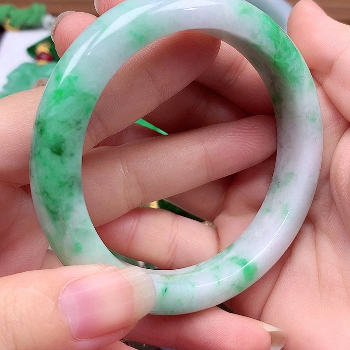 翡翠手镯未镶嵌翡翠手镯