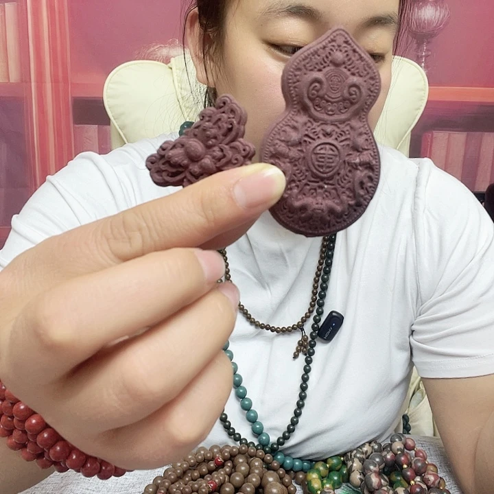 泥塑玫瑰好葫芦、蝴蝶各一块