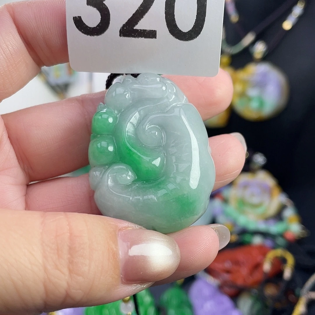 翡翠未镶嵌吊坠(赠链)