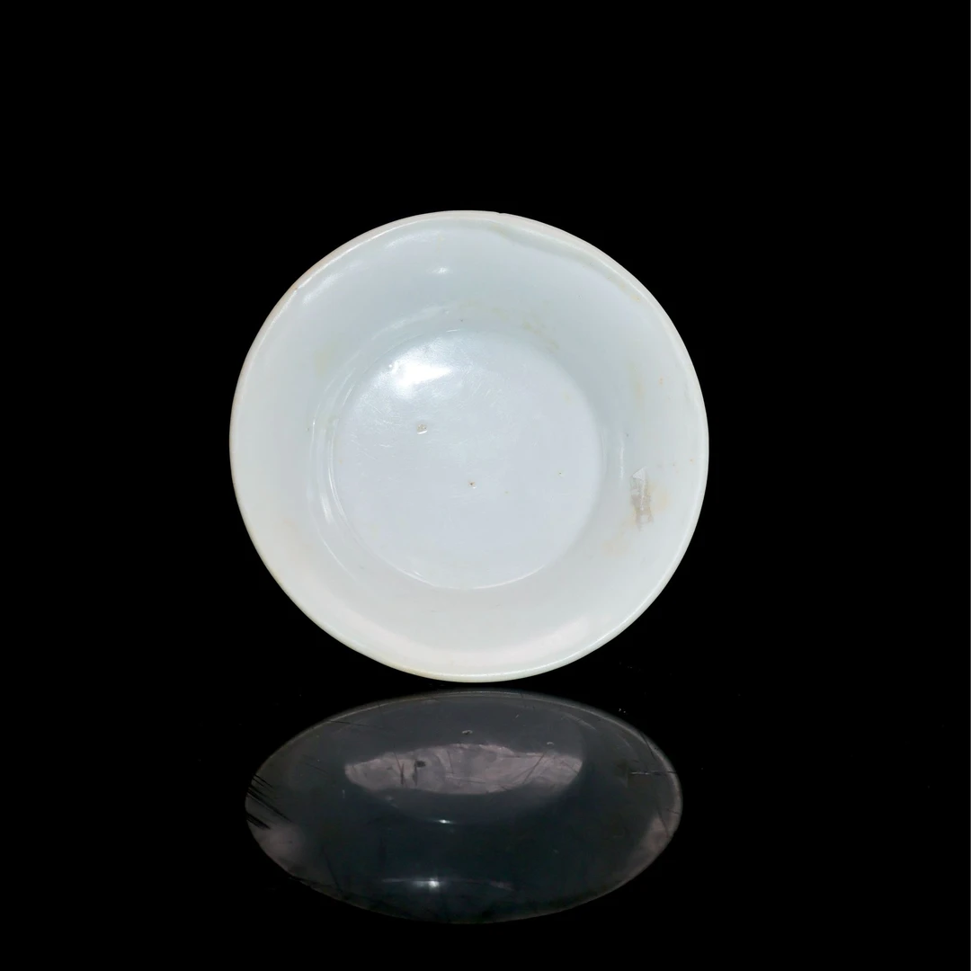 44:明中期甜白釉折沿盘