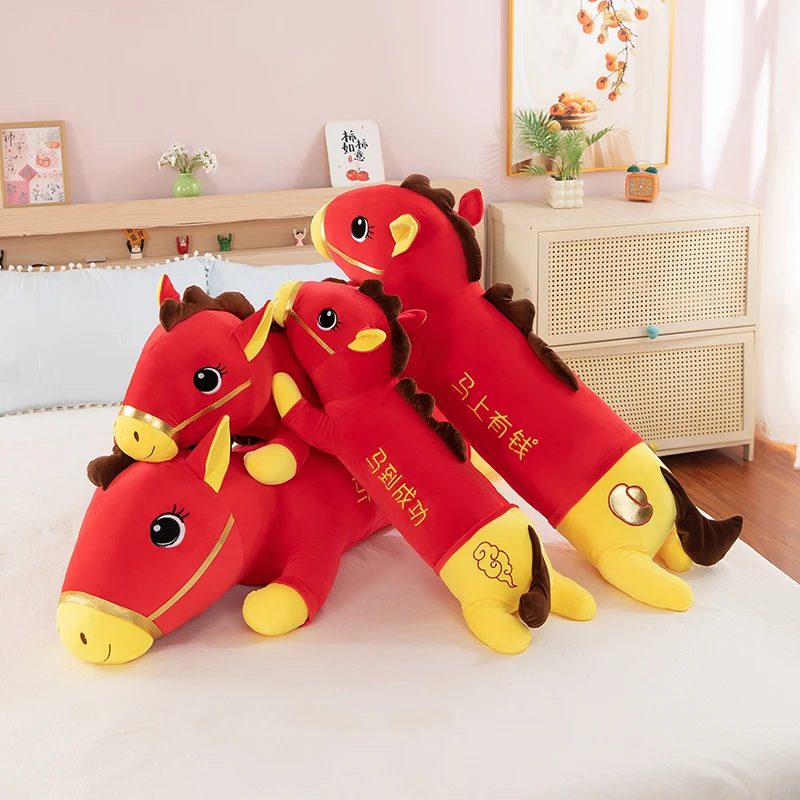 马到成功趴马造型红色毛绒抱枕玩偶睡觉靠枕马年吉祥物年会礼物