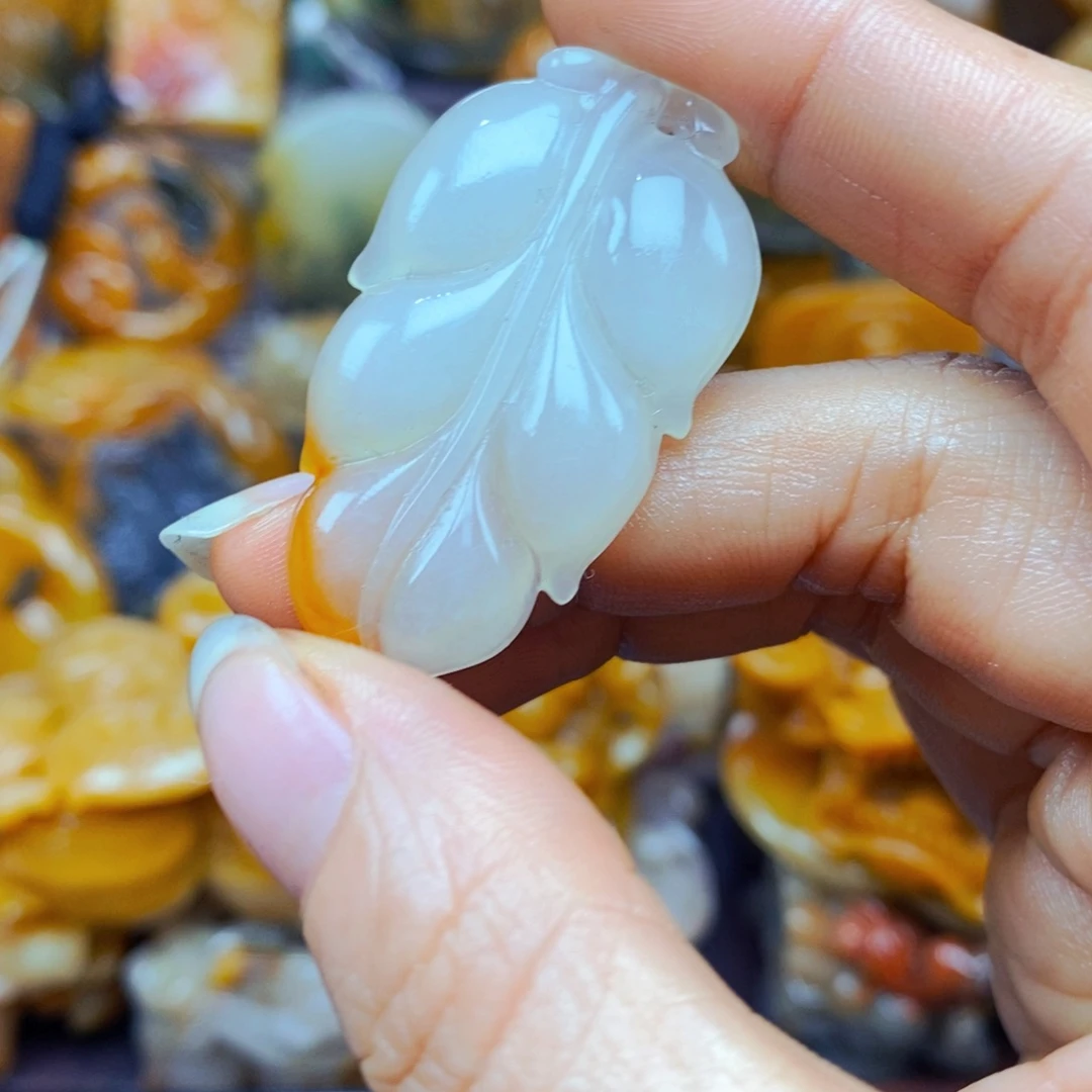 未镶嵌石英质玉（黄龙玉）颈饰