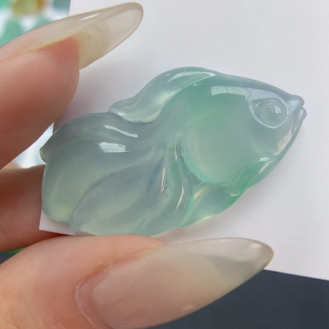 翡翠未镶嵌颈饰年年有余