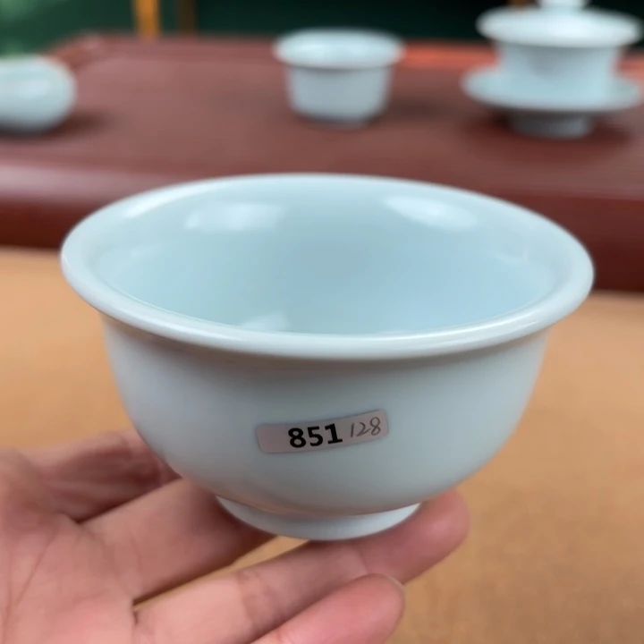 杯月白釉压手杯……851