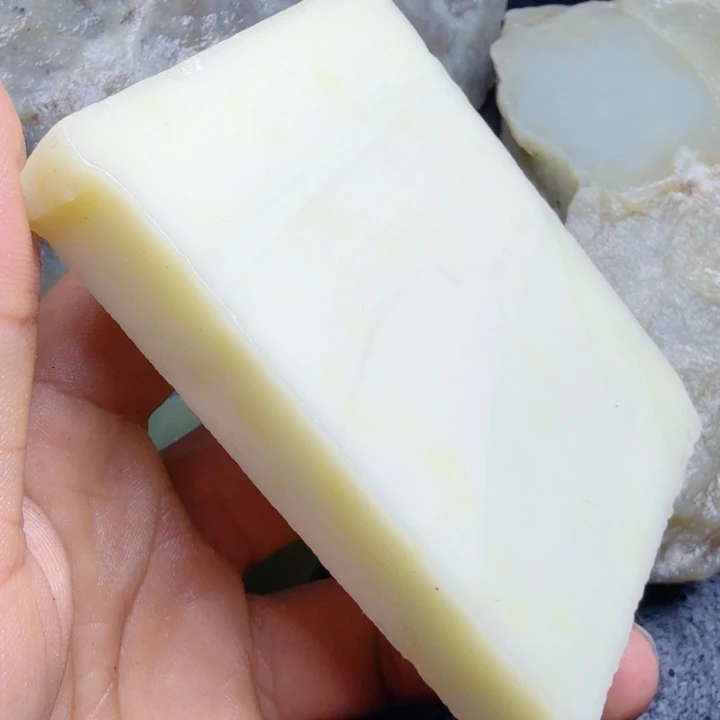 和田玉（糖玉）未镶嵌珠宝奇石