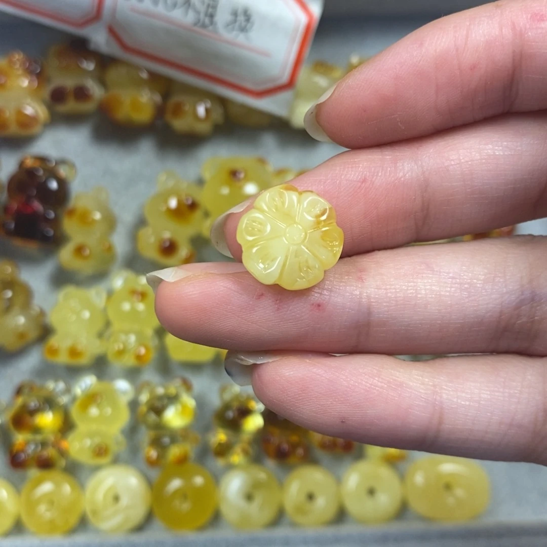 未镶嵌颈饰蜜蜡泥*娃梅花